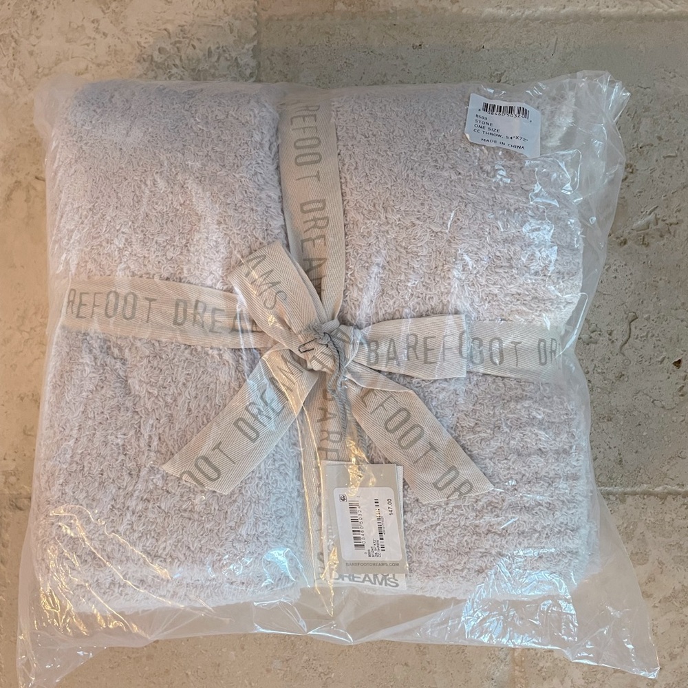 Barefoot Dreams CozyChic Throw NWT in original packaging - Stone Colorway